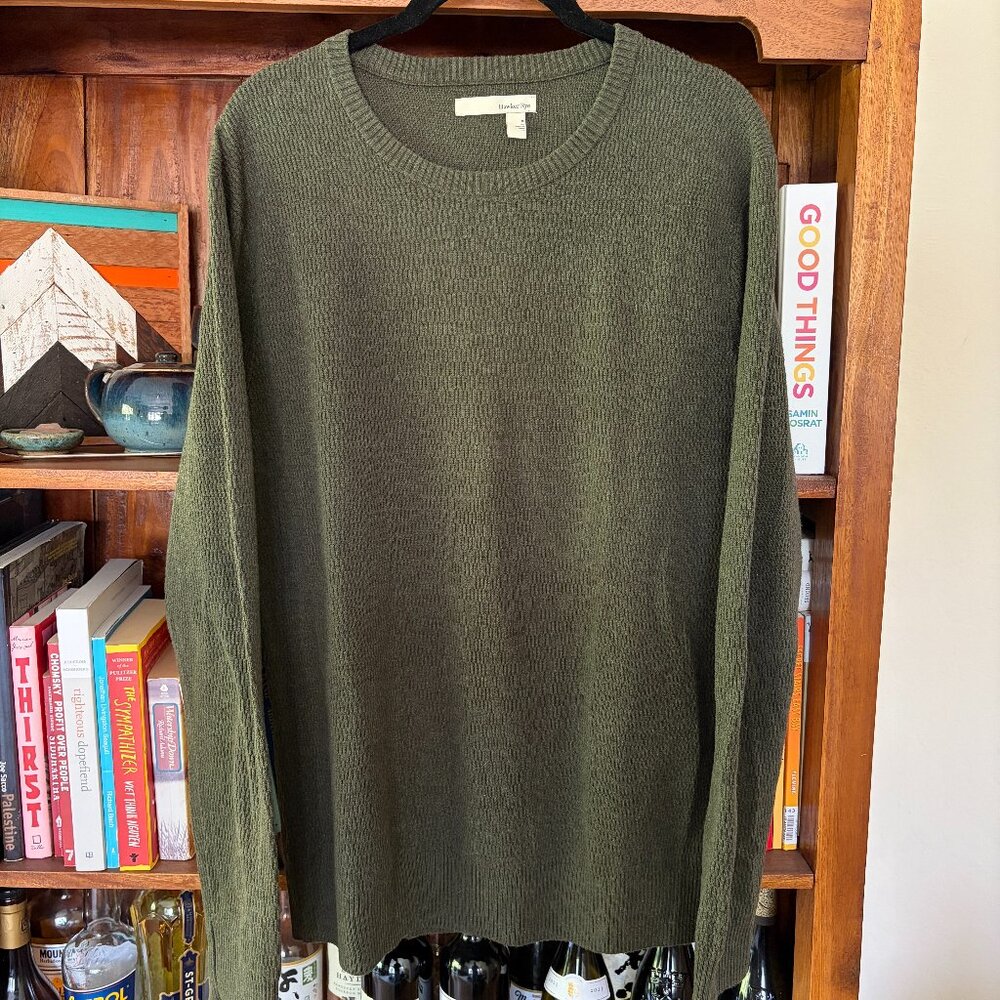 Textured, patterned olive green long sleeve shirt/sweater Size M